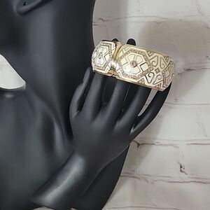 Gorgeous gold size 8 bracelet